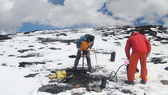 绍尔背包钻机高山打钻.jpg